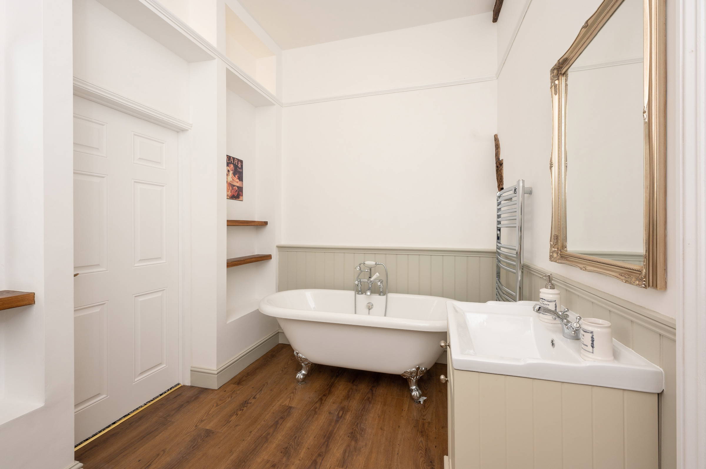 The Bank, High Street, WottonunderEdge Farrington’s Property services